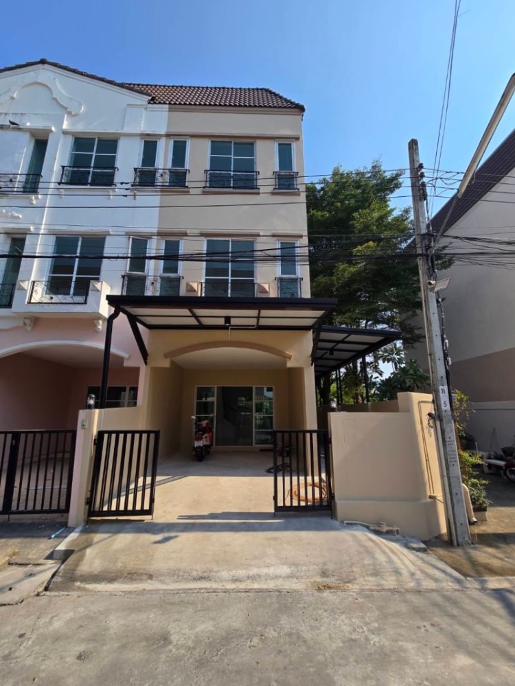 For SaleTownhomeEakachai, Bang Bon : Sell ​​3 -story townhouse, new renovated, modern Town, Ekachai 46, ready to move in. Below the appraised value