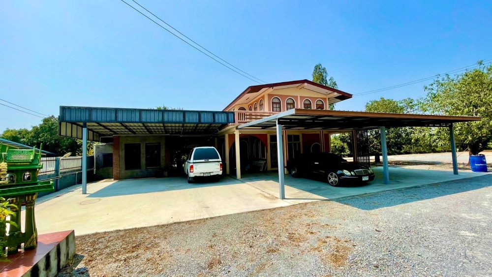 For SaleHouseSuphan Buri : 2 houses for sale with 4 rai 90 square meters of land. There is a waterfront garden. The atmosphere is very good. Suphanburi city