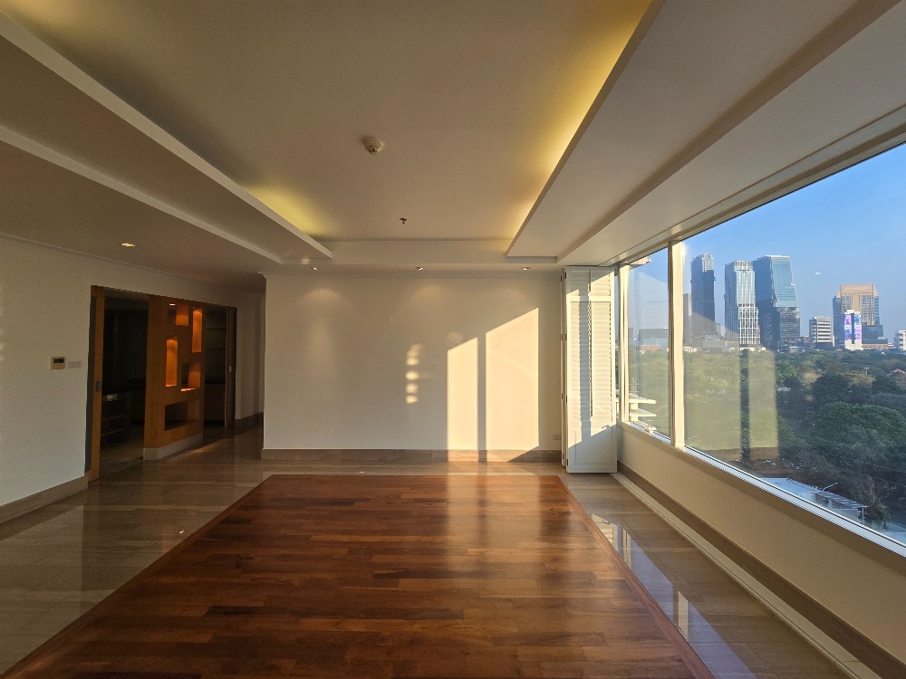 ขายคอนโดวิทยุ ชิดลม หลังสวน : For Sale! Spacious Corner Unit at Baan Rajdamri | Private, Pet-Friendly, Maid’s Room, Lumpini & RBSC View, Near BTS Ratchadamri