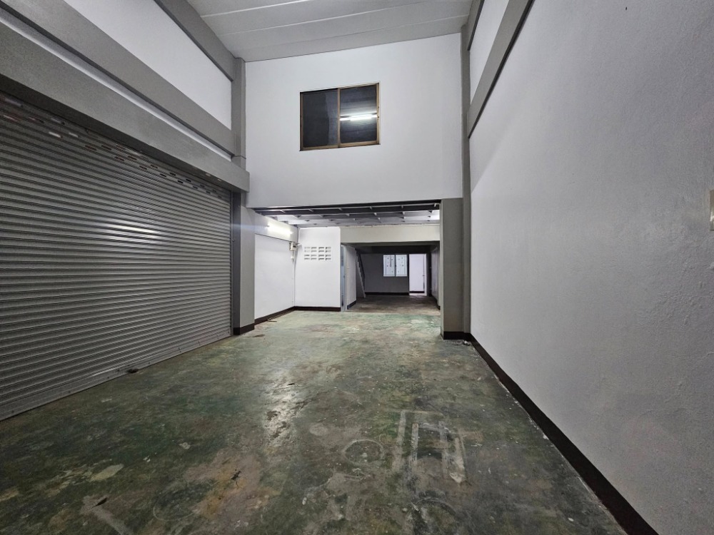For SaleShop HouseSamut Prakan,Samrong : Sell ​​commercial buildings, light price Cheap selling designs because they are not 4 and a half layers. BTS Erawan 220 meters.