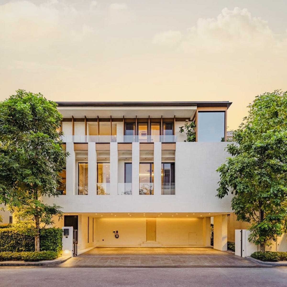 ขายบ้านพัฒนาการ ศรีนครินทร์ : 3 ชั้น สไตล์ Modern Classic พร้อมลิฟต์และสระว่ายน้ำส่วนตัว