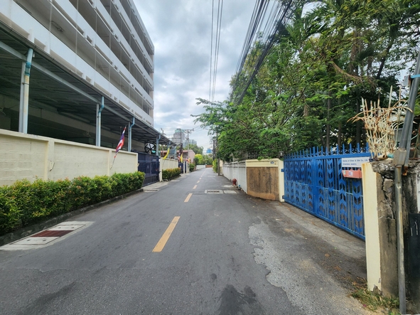 ขายที่ดินสุขุมวิท อโศก ทองหล่อ : ขายที่ดิน 109 ตรว ถมแล้ว ซอยเอกมัย 12 หรือซอย ปรีดีย์พนมยงค์ 37 เข้าจากถนนสุขุมวิท เพียง 2 กม เหมาะสร้างบ้านพัก สำนักงาน อพาร์ทเม้นท์