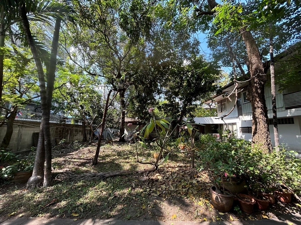 ขายที่ดินสุขุมวิท อโศก ทองหล่อ : ขายที่ดิน 109 ตรว ถมแล้ว ซอยเอกมัย 12 หรือซอย ปรีดีย์พนมยงค์ 37 เข้าจากถนนสุขุมวิท เพียง 2 กม เหมาะสร้างบ้านพัก สำนักงาน อพาร์ทเม้นท์