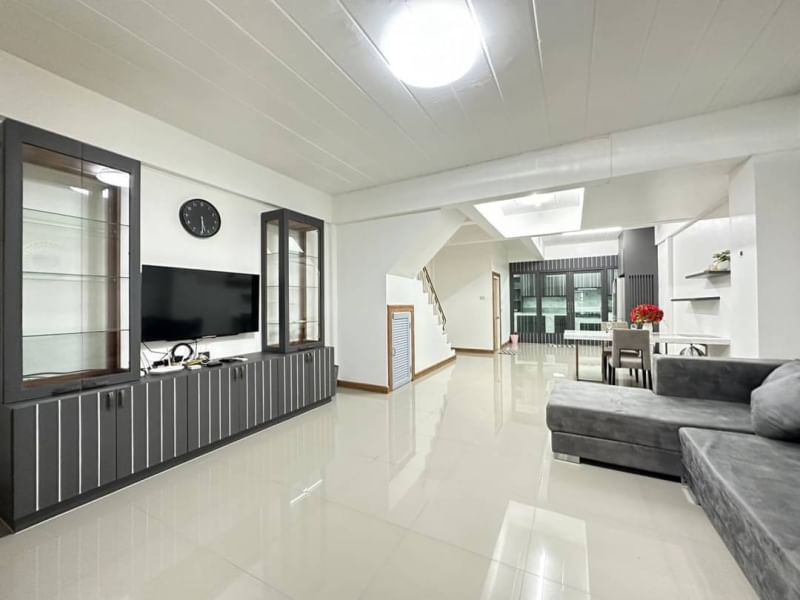 For RentTownhomeSriracha Laem Chabang Ban Bueng : Townhouse for rent with furniture,  move in ready at Hometown Sriracha project