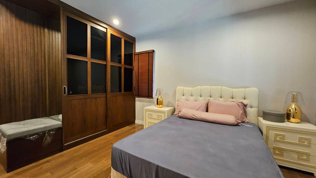 For RentHousePattanakan, Srinakarin : 🚩FOR RENT LUXURY HOUSE, a single house, very big corner 🔥 House number is already rich 🔥 Ready to stay - special price 🔥