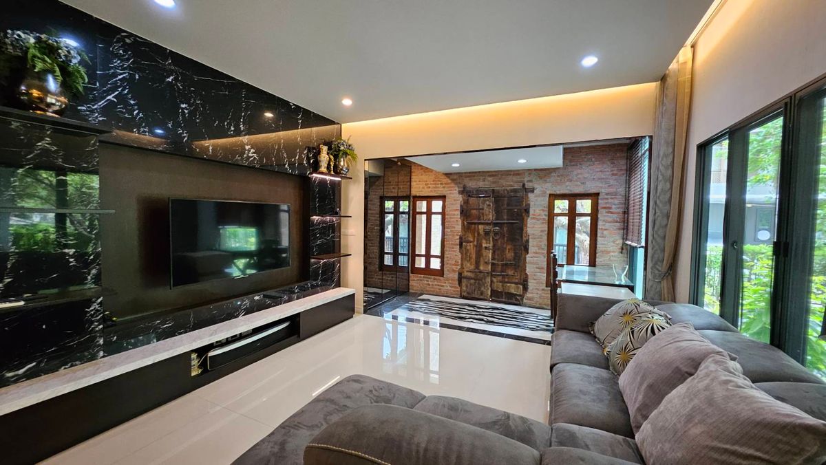 For RentHousePattanakan, Srinakarin : 🚩FOR RENT LUXURY HOUSE, a single house, very big corner 🔥 House number is already rich 🔥 Ready to stay - special price 🔥