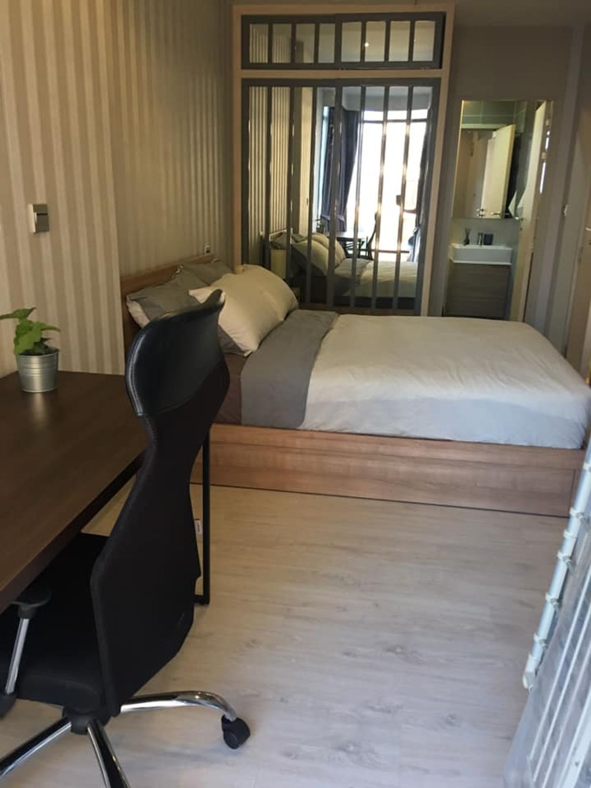 ให้เช่าคอนโดสุขุมวิท อโศก ทองหล่อ : 🐶 Pet Friendly – เลี้ยงสัตว์ได้! M Thonglor – คอนโดแต่งสวย M Thonglor  1 ห้องนอน | 1 ห้องน้ำ | ขนาด 35 ตร.ม. 💸 เช่าเพียง 25,000 บาท/เดือน  📞 Call: 086-746-8882 (K. Cooper)