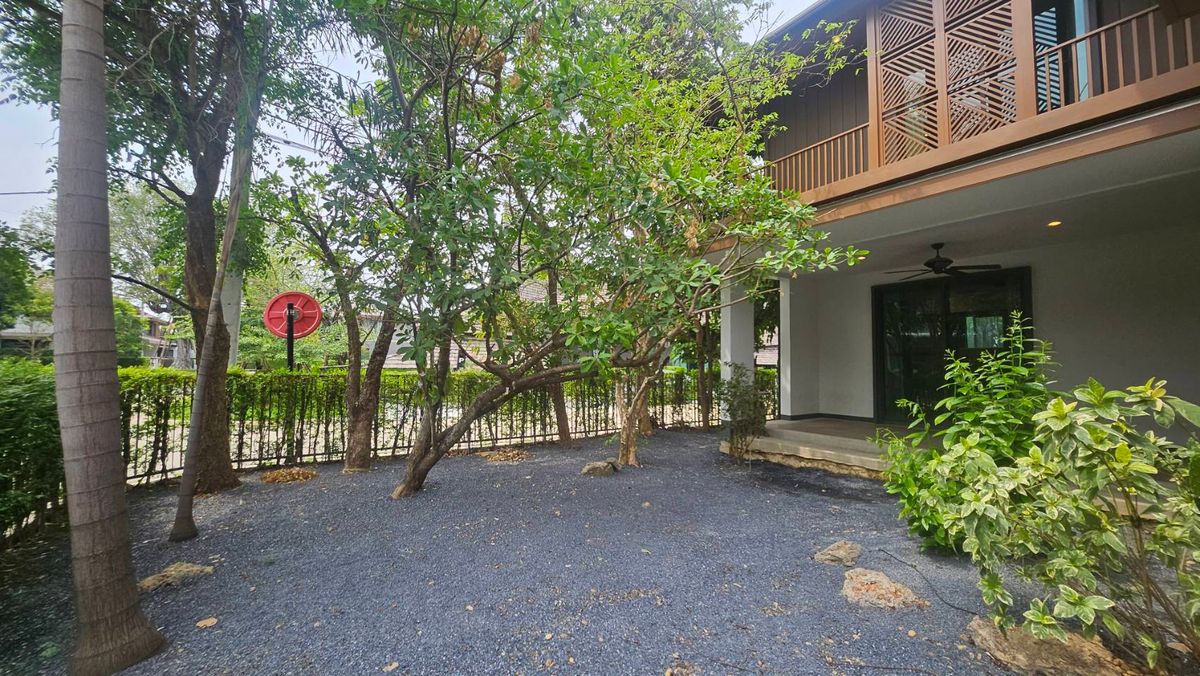 For RentHousePattanakan, Srinakarin : 🚩FOR RENT LUXURY HOUSE, a single house, very big corner 🔥 House number is already rich 🔥 Ready to stay - special price 🔥