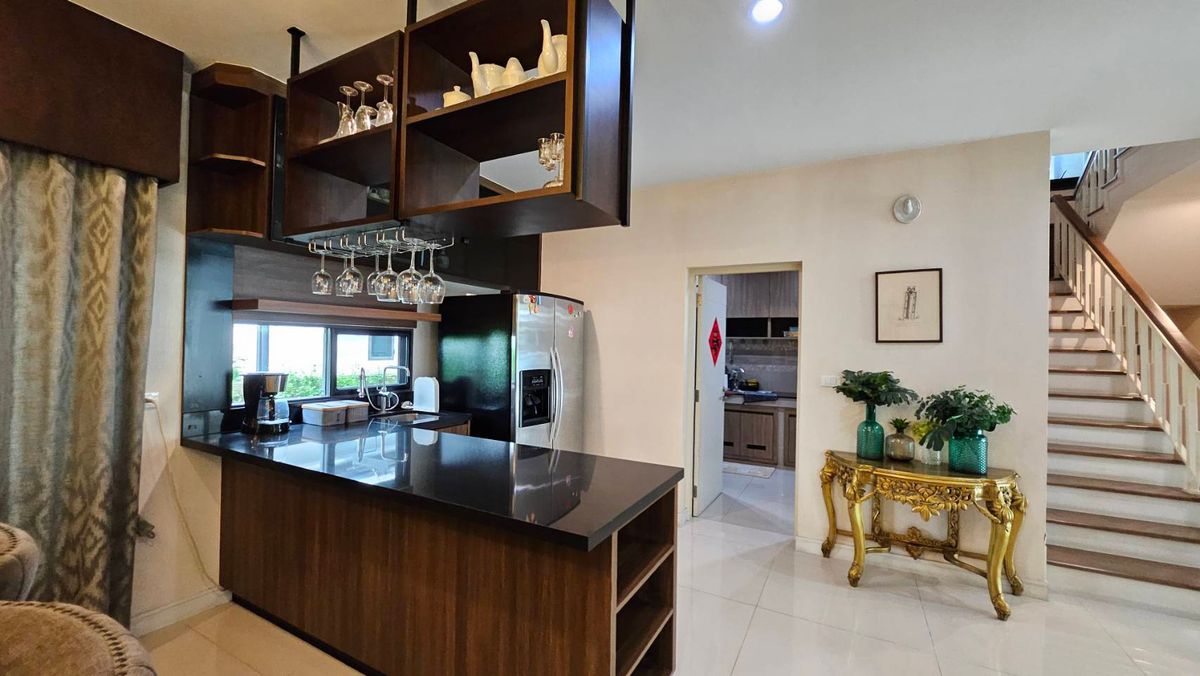 For RentHousePattanakan, Srinakarin : 🚩FOR RENT LUXURY HOUSE, a single house, very big corner 🔥 House number is already rich 🔥 Ready to stay - special price 🔥