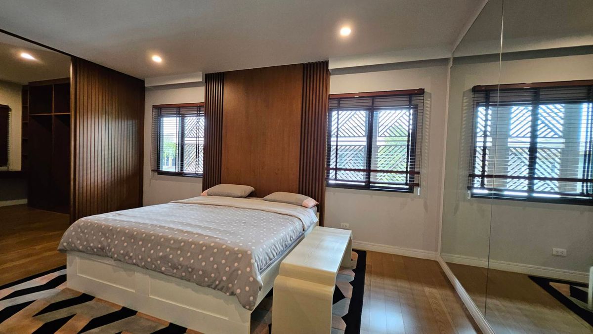 For RentHousePattanakan, Srinakarin : 🚩FOR RENT LUXURY HOUSE, a single house, very big corner 🔥 House number is already rich 🔥 Ready to stay - special price 🔥
