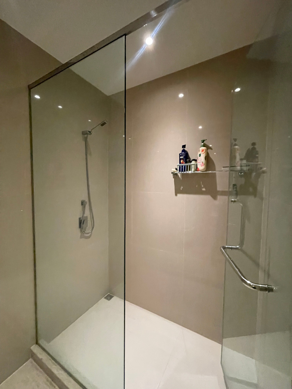 ขายคอนโดสุขุมวิท อโศก ทองหล่อ : หลุดจอง เอช สุขุมวิท 43 คอนโดมิเนียม 2 ห้องนอน ไซ์ใหญ่ ใจกลางพร้อมพงษ์ ห้องมุม วิวไม่ บล้อค เพียง 9.5 ล้าน 