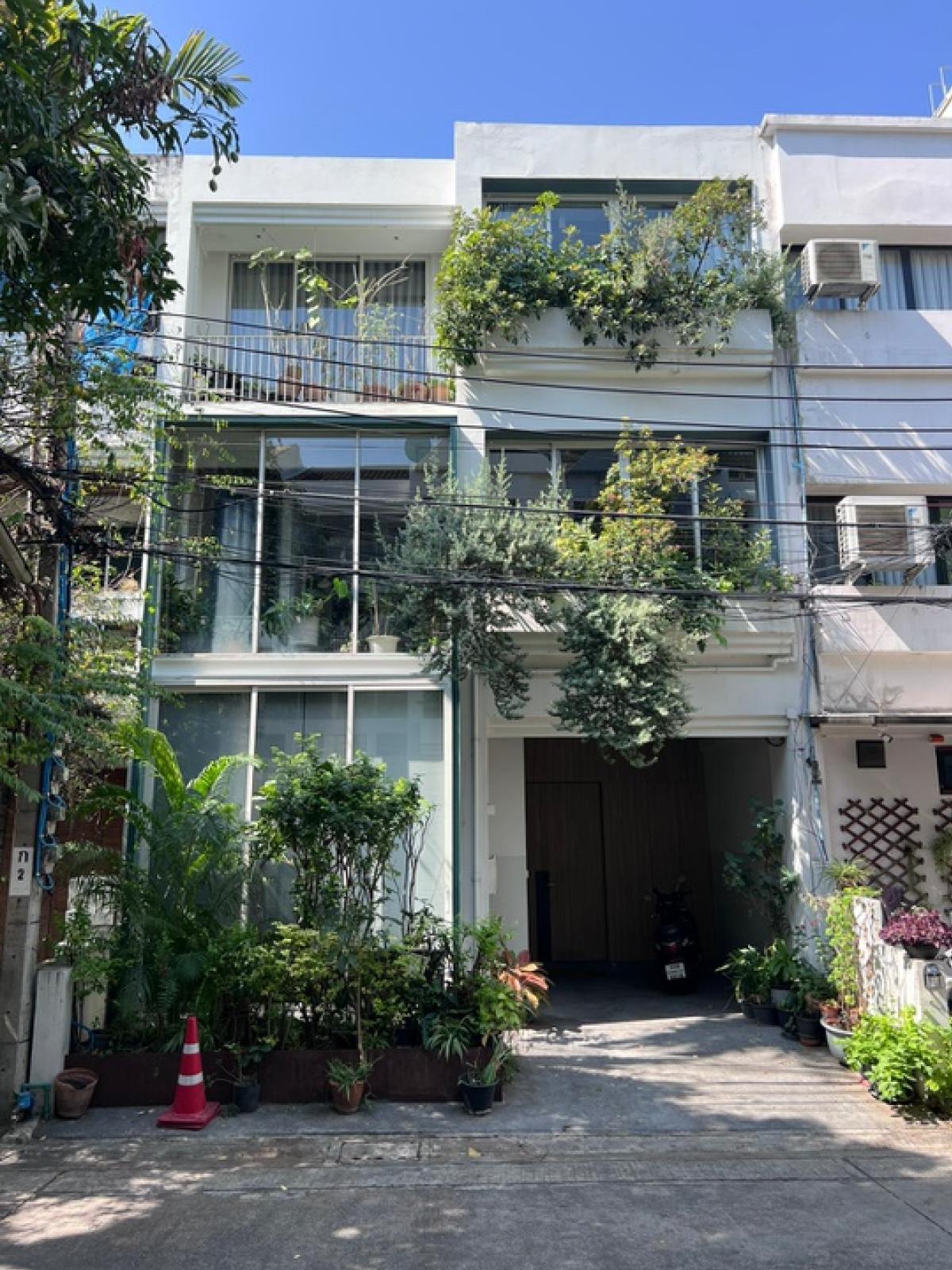 ขายทาวน์โฮมสุขุมวิท อโศก ทองหล่อ : Luxury townhome in Sukhumvit 49 For Sale บ้านตกแต่งสวย พร้อมเข้าอยู่ สุขุมวิท 49ไม่อยู่ในโครงการ