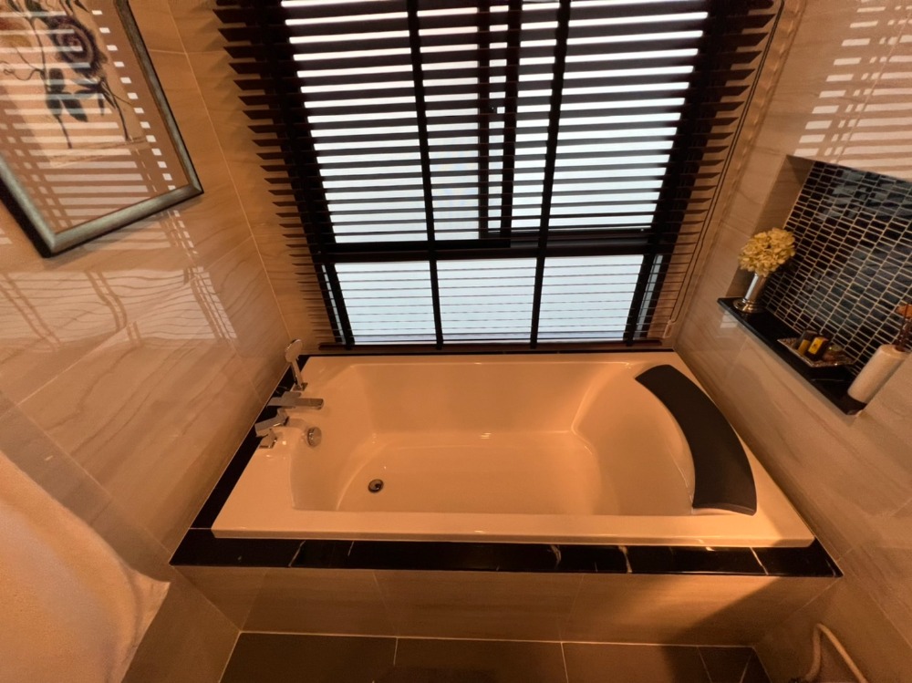 For RentHousePattanakan, Srinakarin : 🚩FOR RENT LUXURY HOUSE, a single house, very big corner 🔥 House number is already rich 🔥 Ready to stay - special price 🔥