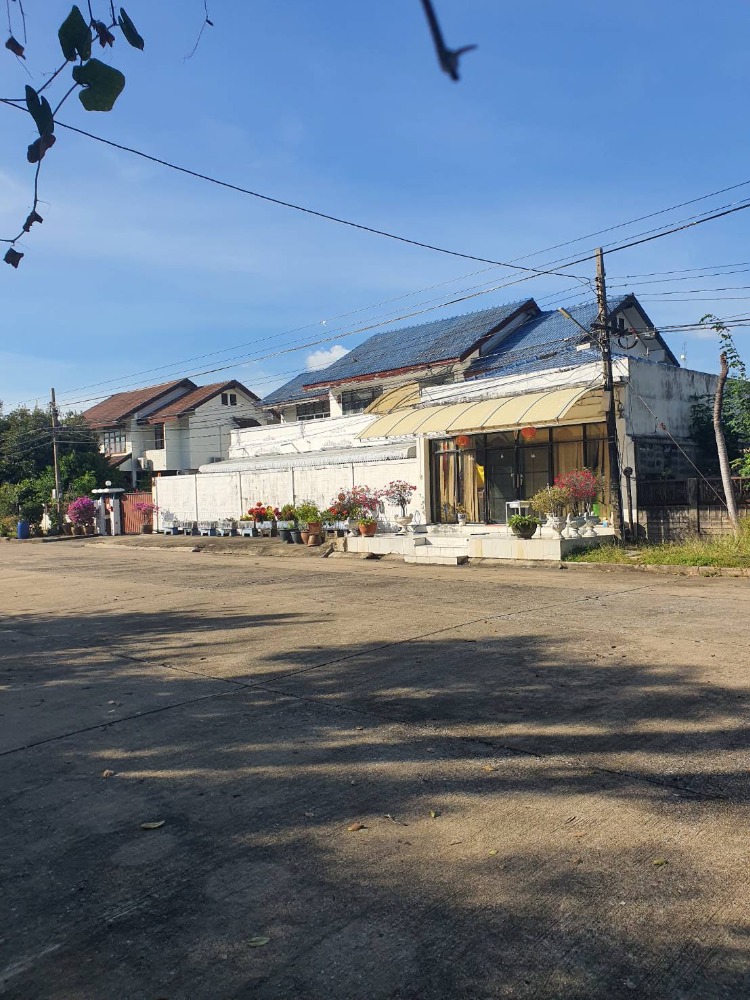 For SaleLandKasetsart, Ratchayothin : Land for sale at 209 square wah with buildings, golden locations, bonding, green lines And close to the Pink Line