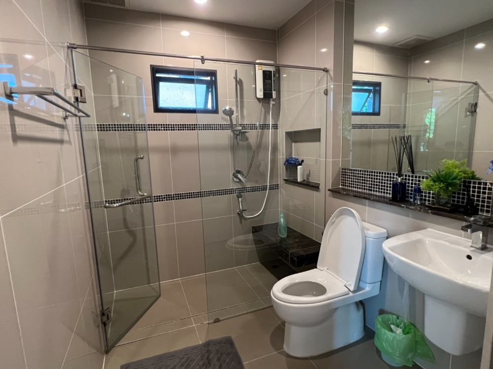 For RentHousePattanakan, Srinakarin : 🚩FOR RENT LUXURY HOUSE, a single house, very big corner 🔥 House number is already rich 🔥 Ready to stay - special price 🔥