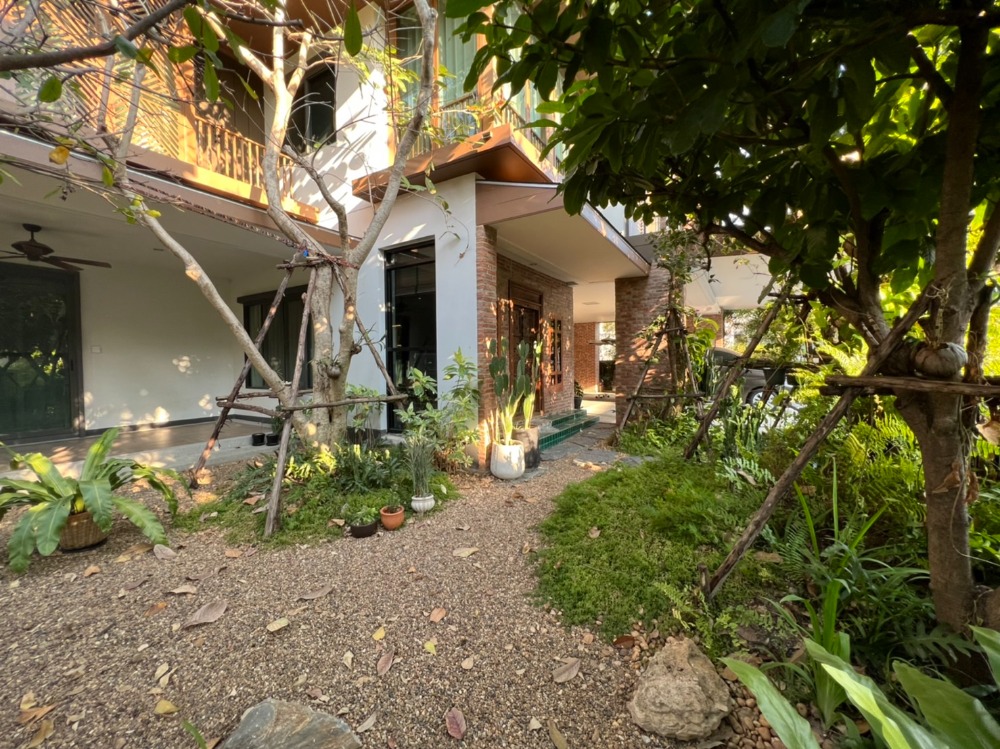 For RentHousePattanakan, Srinakarin : 🚩FOR RENT LUXURY HOUSE, a single house, very big corner 🔥 House number is already rich 🔥 Ready to stay - special price 🔥