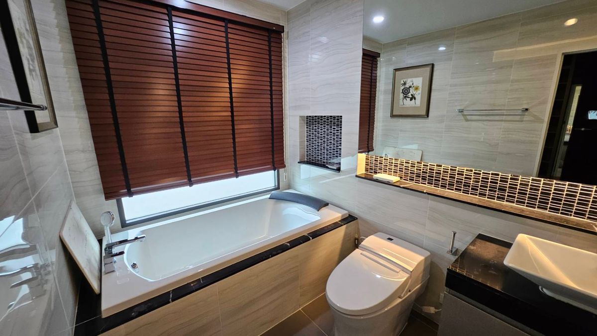 For RentHousePattanakan, Srinakarin : 🚩FOR RENT LUXURY HOUSE, a single house, very big corner 🔥 House number is already rich 🔥 Ready to stay - special price 🔥