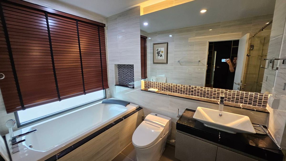 For RentHousePattanakan, Srinakarin : 🚩FOR RENT LUXURY HOUSE, a single house, very big corner 🔥 House number is already rich 🔥 Ready to stay - special price 🔥