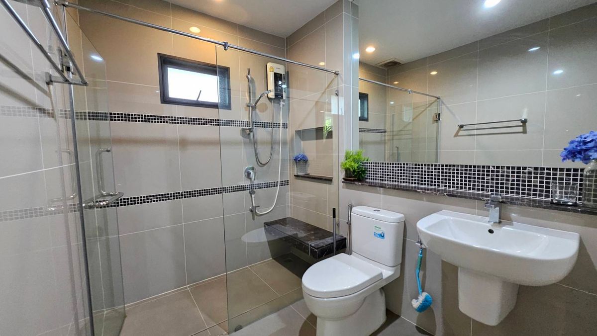 For RentHousePattanakan, Srinakarin : 🚩FOR RENT LUXURY HOUSE, a single house, very big corner 🔥 House number is already rich 🔥 Ready to stay - special price 🔥