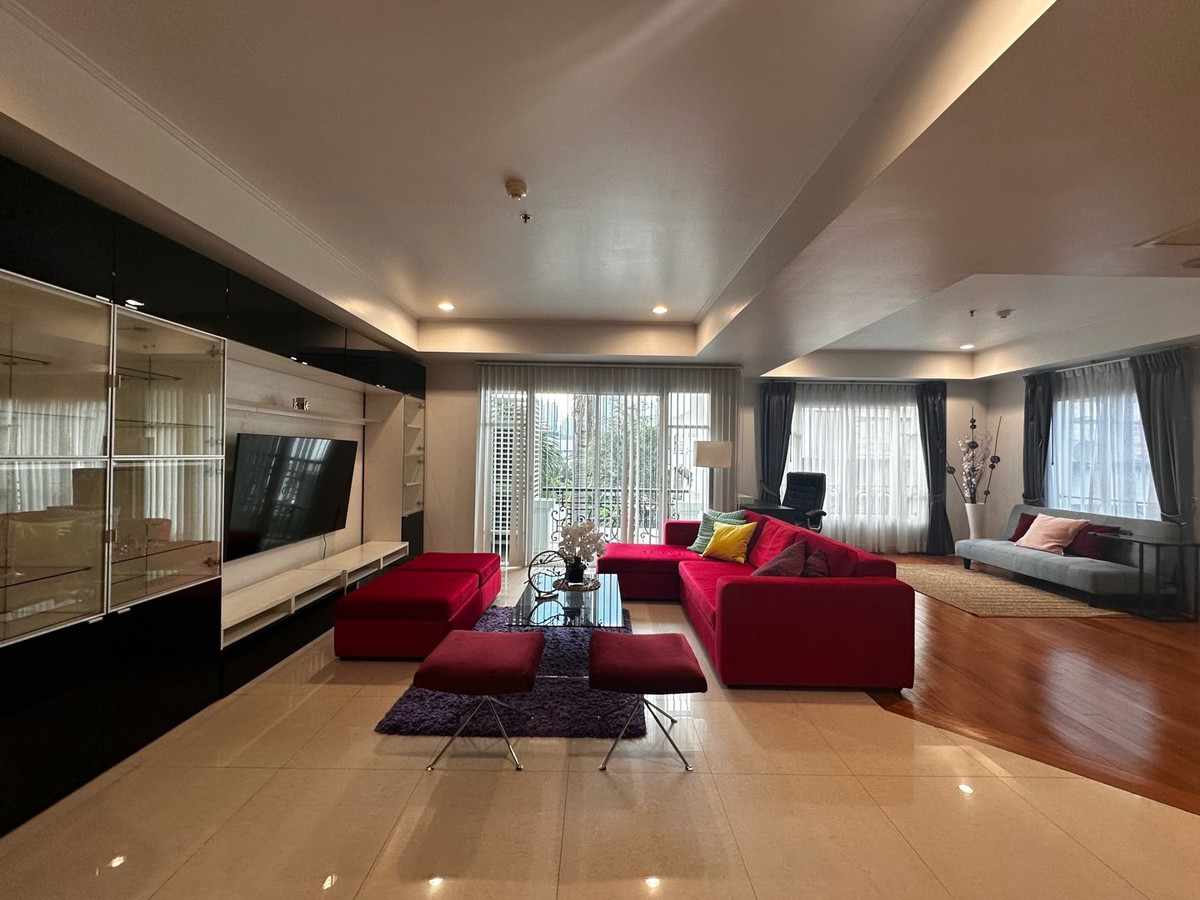 For SaleCondoSukhumvit, Asoke, Thonglor : Urgent sale 181 SQM unit on middle floor of low-rise condominium on Sukhumvit 36