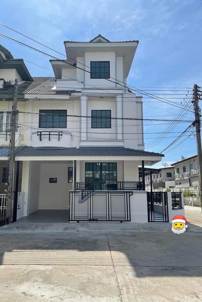 For RentTownhomePathum Thani,Rangsit, Thammasat : 🏡 Rent a 3.5-story townhome, Chom Fah-Warangkul Village, Khlong 2, 3 bedrooms, 3 bedrooms, new renovations, all new conditions, 200 sqm. After the corner of Soi 1 (Wide Road) #Can raise animals # Foreign