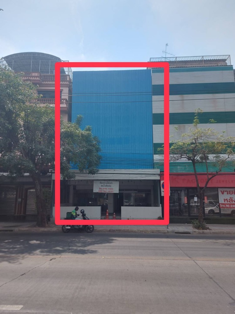 For RentShop HouseRatchadapisek, Huaikwang, Suttisan : Commercial building for rent 4 and a half floors, hot location Pracha Uthit Road (Meng Jai), Mao, and various types of business