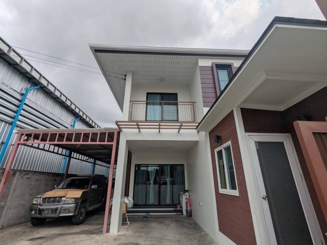 ขายบ้านสมุทรปราการ สำโรง : ขายด่วน! บ้านเดี่ยว 2 ชั้น ขนาดเนื้อที่ 48.8 ตร.ว. สร้างใหม่  ใกล้รถไฟฟ้า ราคาสุดคุ้ม บ้านสวยสภาพใหม่ อายุเพียง 3 ปี ทำเลศักยภาพที่เชื่อมต่อการเดินทางและสิ่งอำนวยความสะดวกอย่างครบครัน  อำเภอเมือง  จังหวัดสมุทรปราการ