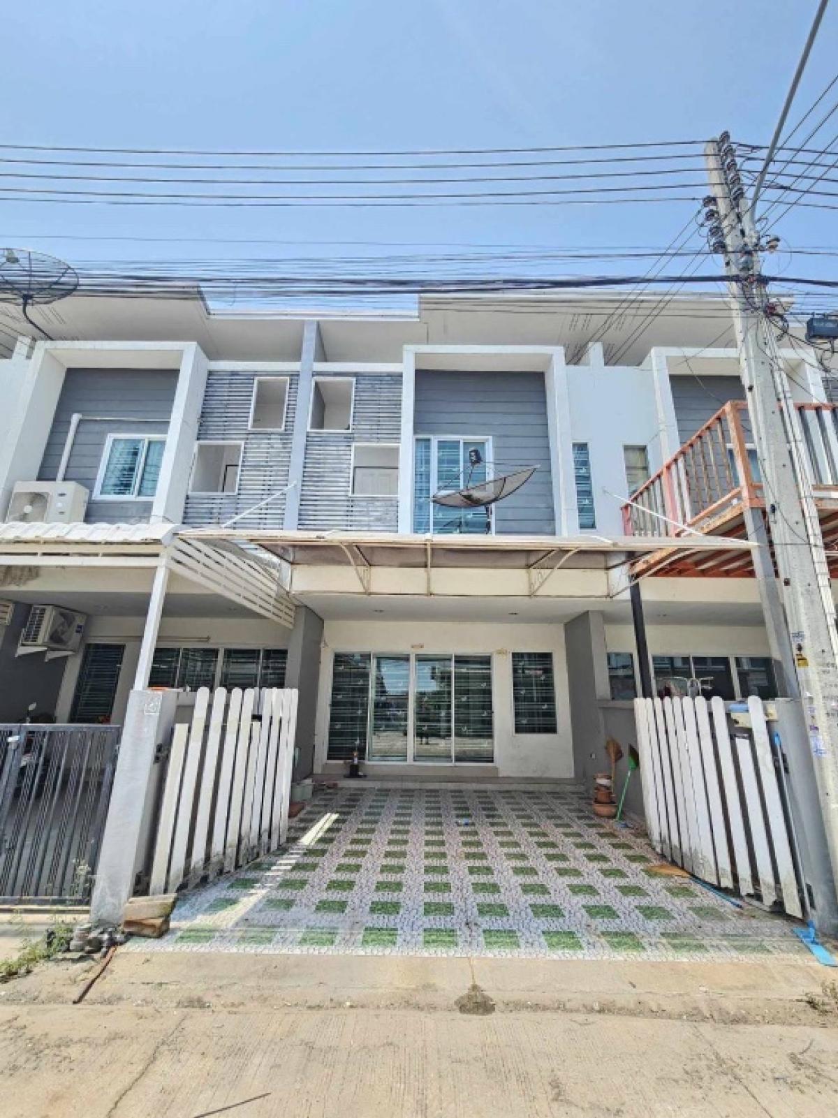 ขายทาวน์โฮมพัทยา บางแสน ชลบุรี สัตหีบ : 📍ขายด่วน! ทาวน์โฺฮม 2 ชั้น 3ห้องนอน 3 ห้องน้ำโครงการ อริณสิริ แอท อ่างศิลา  ชลบุรี