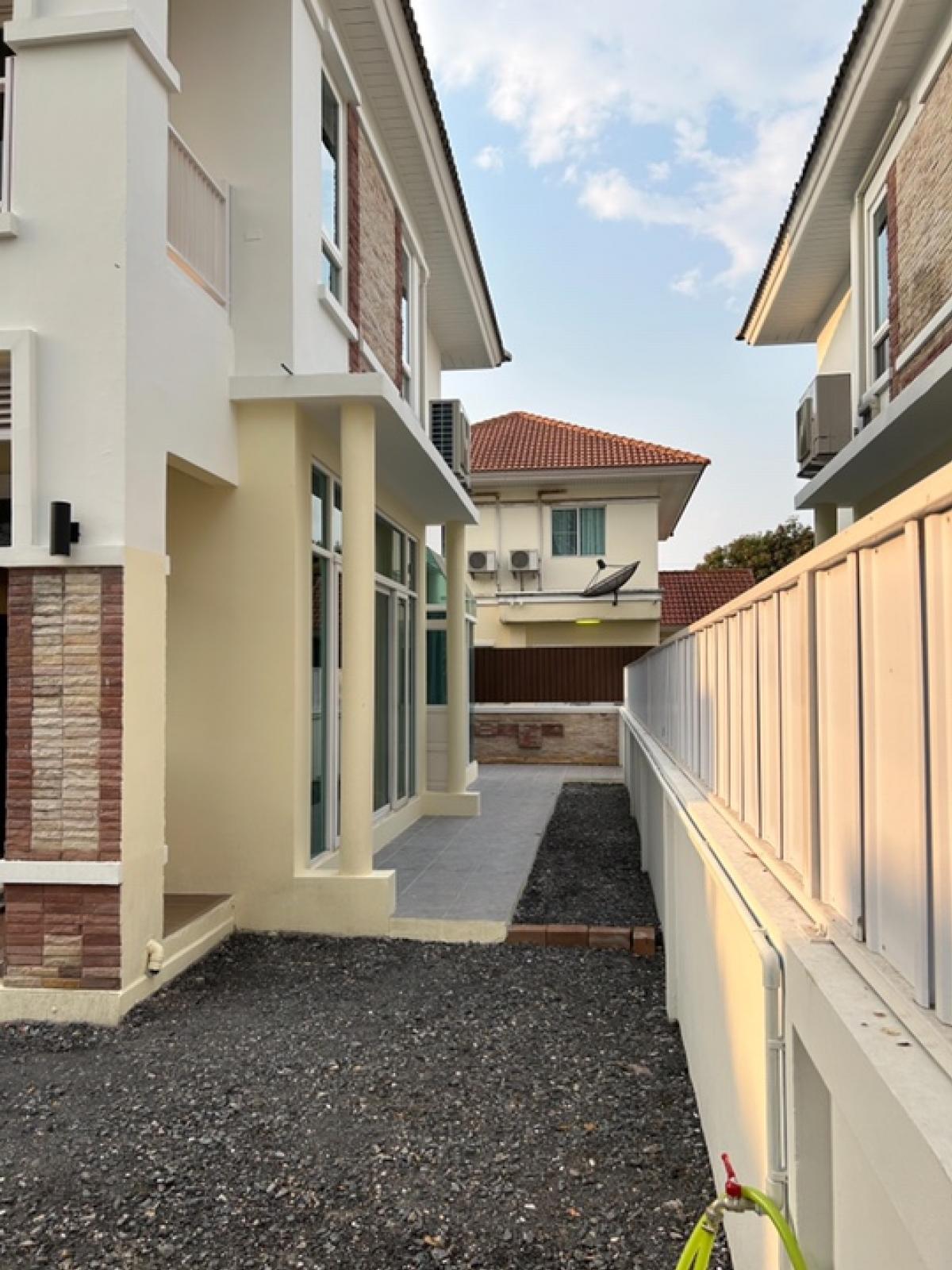 ให้เช่าบ้านมีนบุรี-ร่มเกล้า : ให้เช่าบ้านเดี่ยว2ชั้น 4ห้องนอน3ห้องน้ำ 1ห้องครัว ห้องนั่งเล่น ที่ตั้ง:รามคำแหง164 ใกล้ตลาด ศูนย์การค้า รถไฟฟ้าสายสีส้ม ใกล้โรงเรียนนานาชาติ 600เมตร