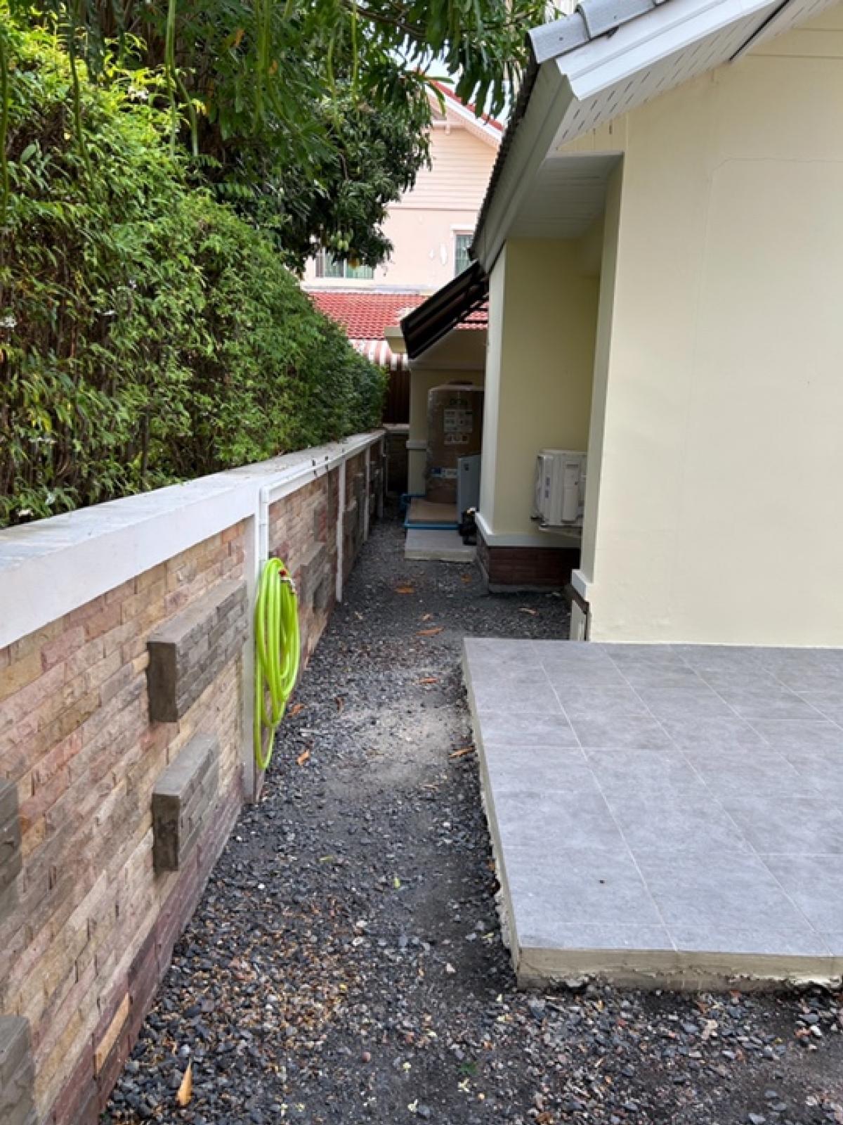 ให้เช่าบ้านมีนบุรี-ร่มเกล้า : ให้เช่าบ้านเดี่ยว2ชั้น 4ห้องนอน3ห้องน้ำ 1ห้องครัว ห้องนั่งเล่น ที่ตั้ง:รามคำแหง164 ใกล้ตลาด ศูนย์การค้า รถไฟฟ้าสายสีส้ม ใกล้โรงเรียนนานาชาติ 600เมตร