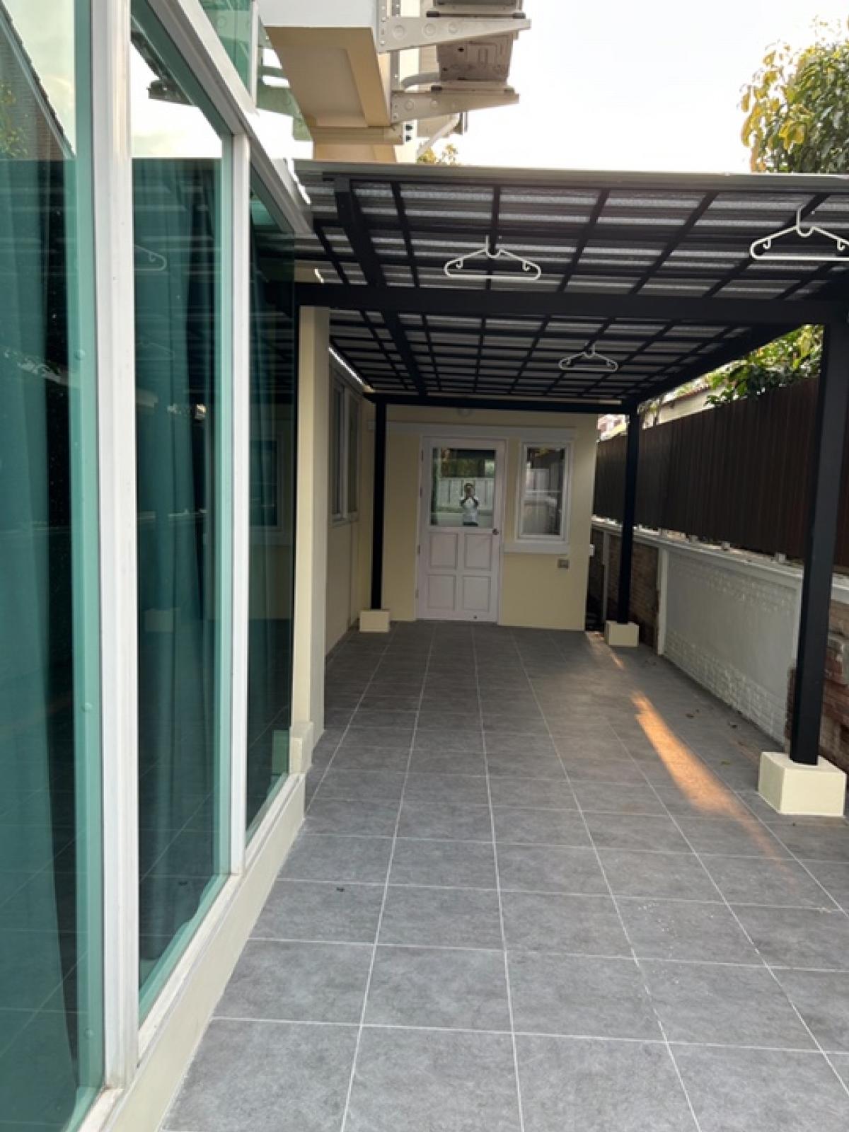 ให้เช่าบ้านมีนบุรี-ร่มเกล้า : ให้เช่าบ้านเดี่ยว2ชั้น 4ห้องนอน3ห้องน้ำ 1ห้องครัว ห้องนั่งเล่น ที่ตั้ง:รามคำแหง164 ใกล้ตลาด ศูนย์การค้า รถไฟฟ้าสายสีส้ม ใกล้โรงเรียนนานาชาติ 600เมตร