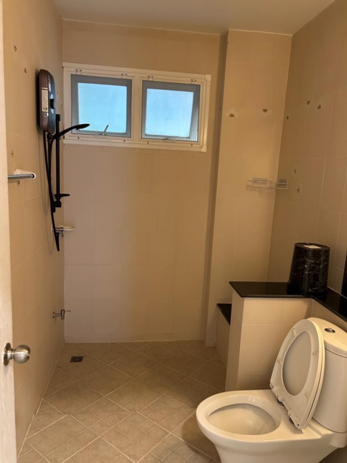 ให้เช่าบ้านมีนบุรี-ร่มเกล้า : ให้เช่าบ้านเดี่ยว2ชั้น 4ห้องนอน3ห้องน้ำ 1ห้องครัว ห้องนั่งเล่น ที่ตั้ง:รามคำแหง164 ใกล้ตลาด ศูนย์การค้า รถไฟฟ้าสายสีส้ม ใกล้โรงเรียนนานาชาติ 600เมตร