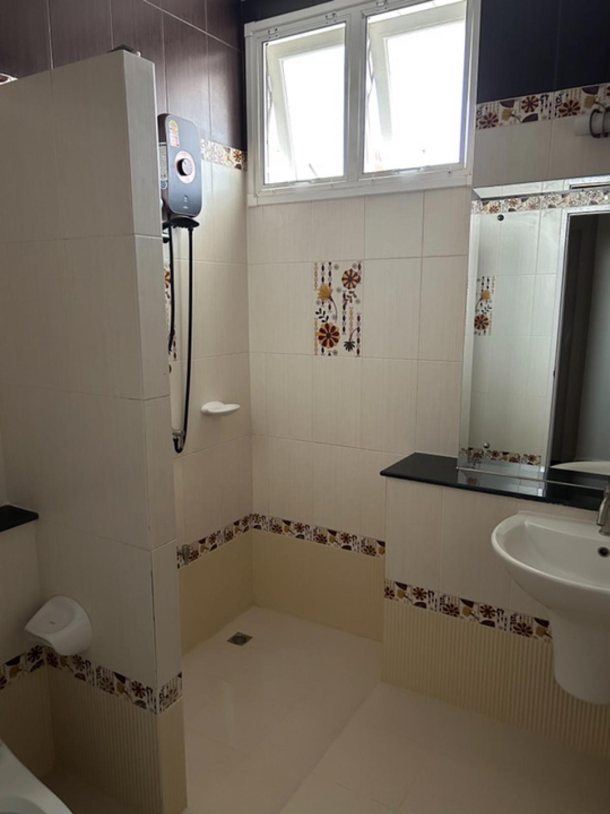 ให้เช่าบ้านมีนบุรี-ร่มเกล้า : ให้เช่าบ้านเดี่ยว2ชั้น 4ห้องนอน3ห้องน้ำ 1ห้องครัว ห้องนั่งเล่น ที่ตั้ง:รามคำแหง164 ใกล้ตลาด ศูนย์การค้า รถไฟฟ้าสายสีส้ม ใกล้โรงเรียนนานาชาติ 600เมตร