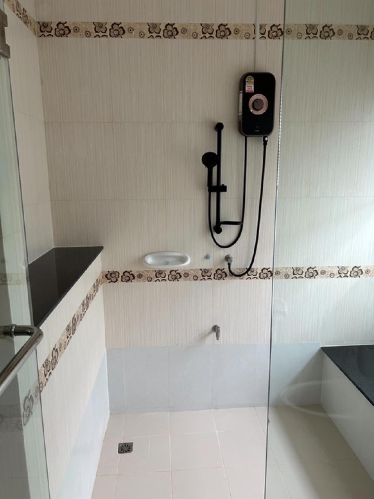 ให้เช่าบ้านมีนบุรี-ร่มเกล้า : ให้เช่าบ้านเดี่ยว2ชั้น 4ห้องนอน3ห้องน้ำ 1ห้องครัว ห้องนั่งเล่น ที่ตั้ง:รามคำแหง164 ใกล้ตลาด ศูนย์การค้า รถไฟฟ้าสายสีส้ม ใกล้โรงเรียนนานาชาติ 600เมตร