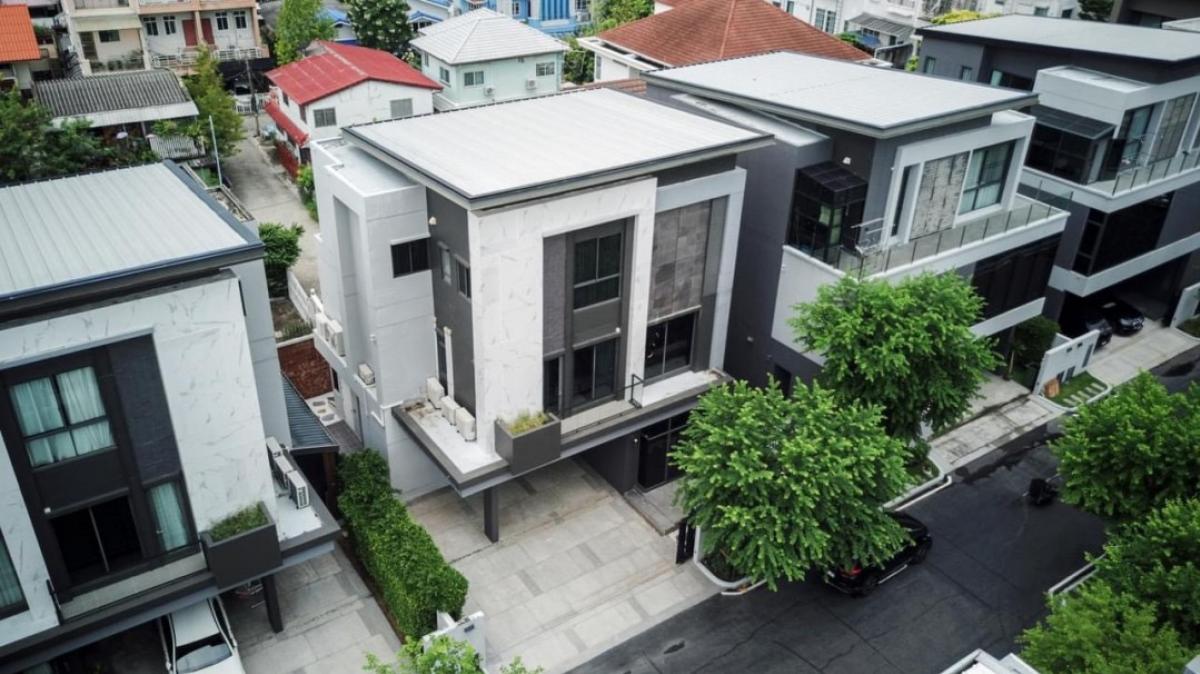 ให้เช่าบ้านลาดพร้าว101 แฮปปี้แลนด์ : 3-Story House at The Gentry Ekkamai-Ladpraothis house offers multiple access routes, connecting to Pradit Manutham Road, Ladprao, Thonglor, Ekkamai, Rama 9, and Phetchaburi Road, near the entry/exit of the Ramintra-At Narong Expressway and close to Centr