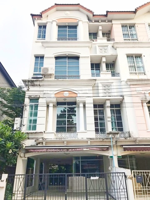 For RentTownhomeYothinpattana,CDC : MRT LatPhrao83 1.2km. Singapore Inter School of Bangkok 700m. Ekkamai-Ramintra Expressway Imperial W