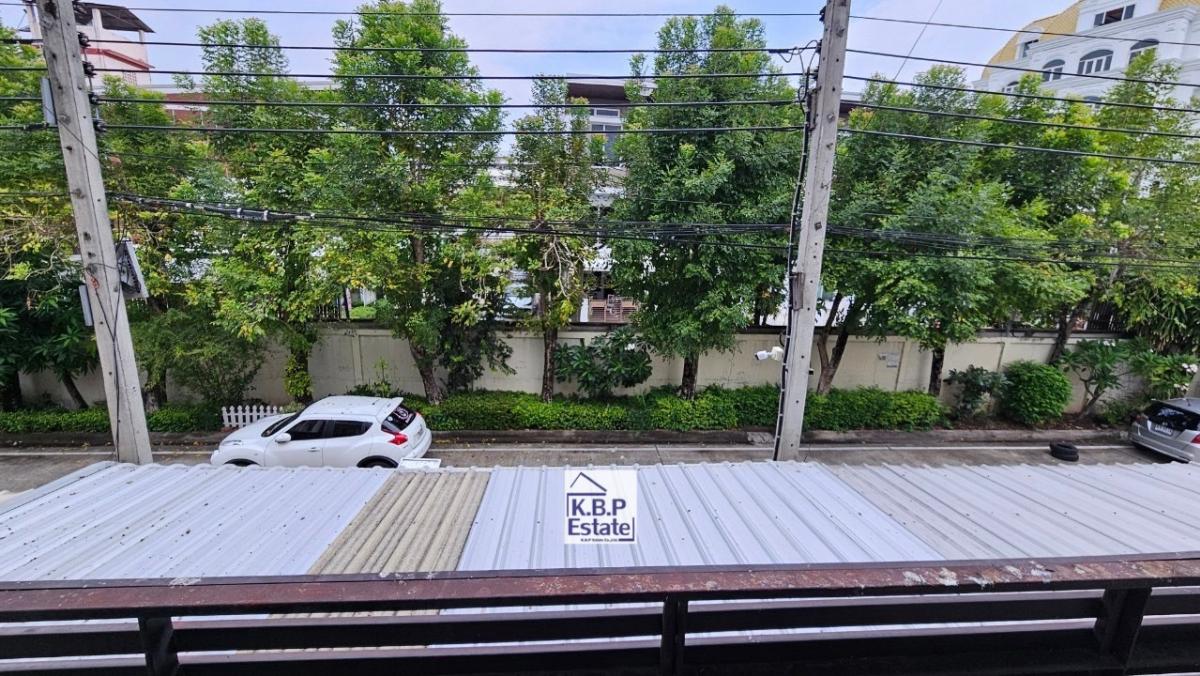 ขายทาวน์โฮมสาทร นราธิวาส : ขายทาวน์โฮมธนาพัฒน์ เฮ้าส์ สาทร - นราธิวาส  22.70ตร.วา  280 ตรม. 3ชั้น 4นอน 4น้ำ 3ที่จอดรถ ตำแหน่งสวยและเงียบสงบ