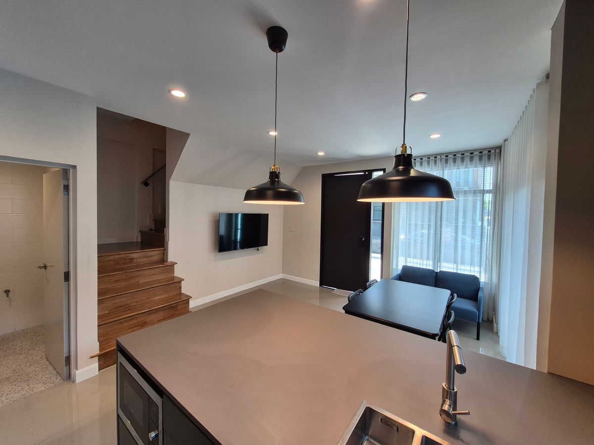 ให้เช่าทาวน์โฮมพัฒนาการ ศรีนครินทร์ : ให้เช่า⭐ทาวน์โฮม กรุงเทพกรีฑา⭐2 ห้องนอน⭐หลังมุม⭐ใกล้ Motorway ด่านทับช้าง