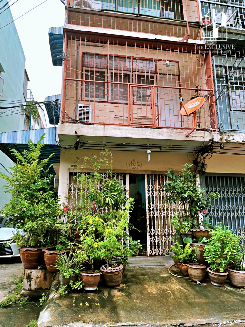For SaleShop HouseSukhumvit, Asoke, Thonglor : Selling a 4-story commercial building, potential location in the heart of Sukhumvit-Rama 4, suitable for living or doing business.