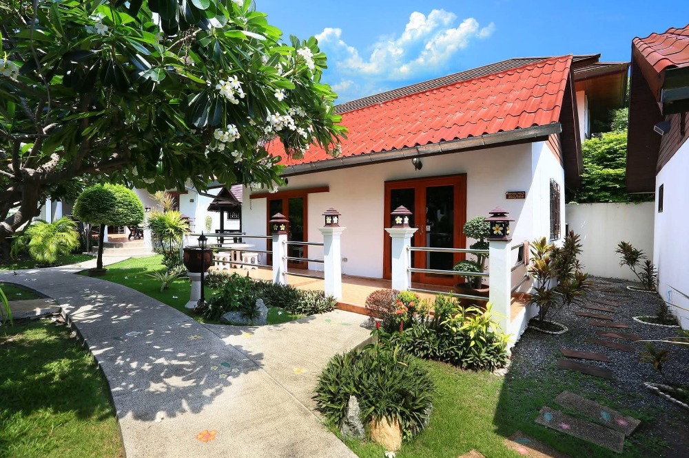 For SaleHotel&Apartment BusinessPattaya, Bangsaen, Chonburi : Sell ​​5 houses with land with tenants. Good location, only 400 meters from the beach, suitable for investment. Near Mountain, South Pattaya Palace