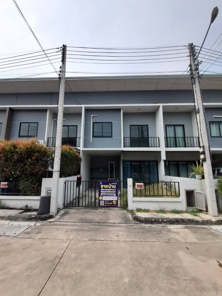 For SaleTownhomePathum Thani,Rangsit, Thammasat : Urgent sale !!! 2 -story townhouse, 3 bedrooms, 2 bathrooms near the school, clean