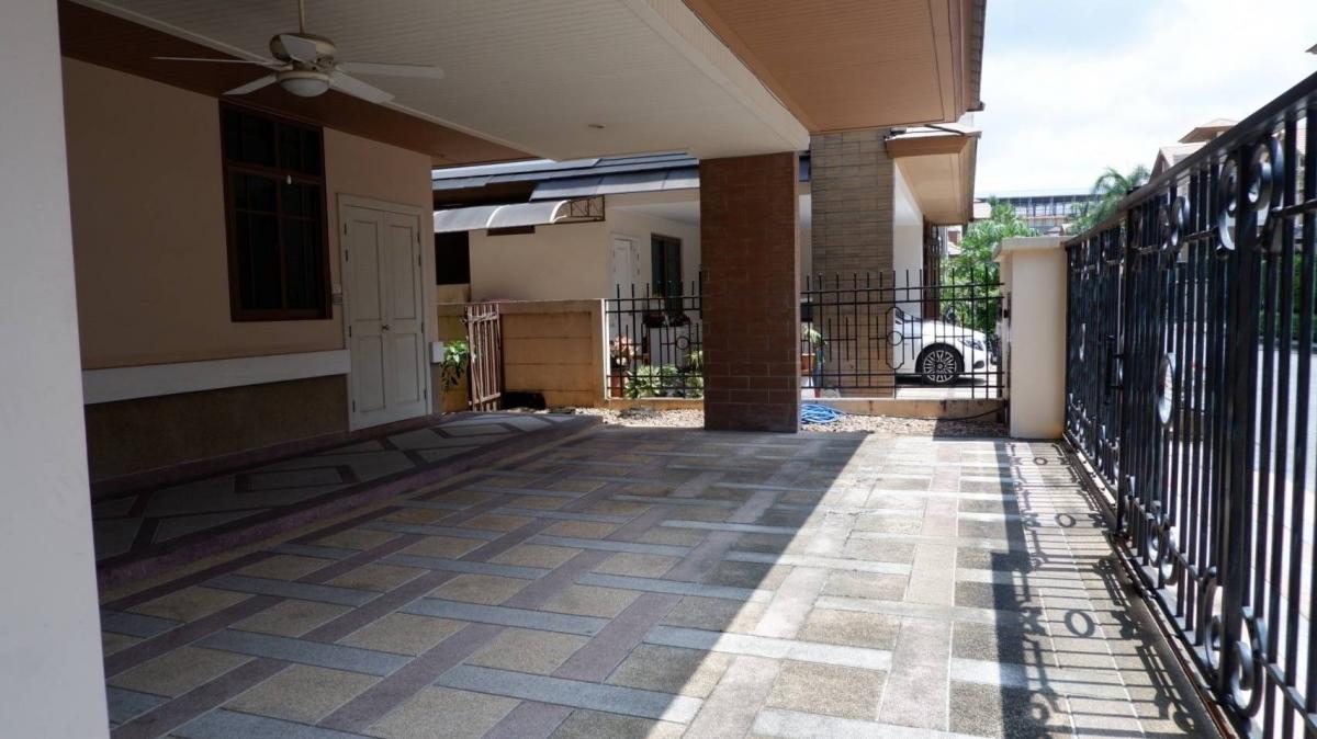 For RentHouseOnnut, Udomsuk : For rent House bann sansiri 67UNFURNISHED4 bedroom 5 bathroom437 sqm3 car park rent fee 220,000 per month rainy 081-889-5470 Line &Telplease DM via Line