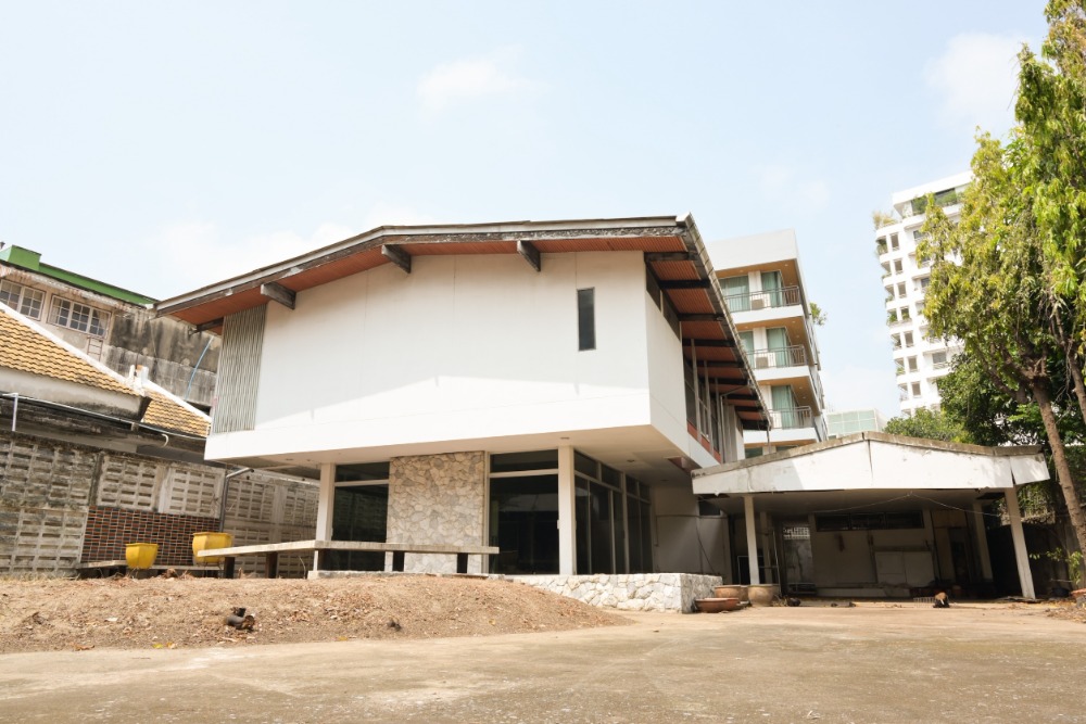 ให้เช่าบ้านสุขุมวิท อโศก ทองหล่อ : LTHC11880 - Single House For Rent in Thong Lor 19 Size 350 sqm. 158 sqw. 2 beds 3 baths Near BTS Thong Lor Station ONLY 120K/Month
