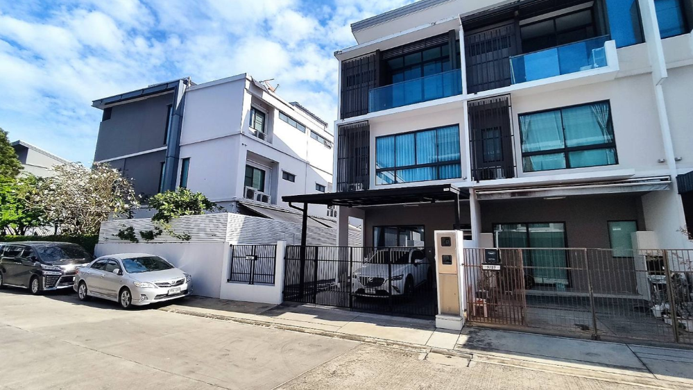 For SaleTownhomeKaset Nawamin,Ladplakao : (Code AM1383) Sell The Landmark Ekamai - Ramindra The Landmark Ekkamai - Ram Inthra is very cheap, near Central Eastville.