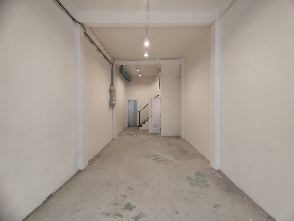 For RentShop HouseYaowarat, Banglamphu : MRT Wat Mangkon 5 minutes walk,with car parking, security guards, shophouse for rent in Yaowarat.