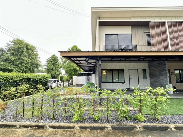 For RentTownhomeRattanathibet, Sanambinna : Tiwanon Chaengwattana MRT MuangThongThani 3.7km. BoonJaren Market MuangThongThani 550m. 2-storey tow