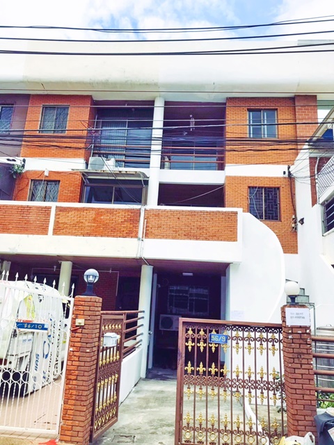 For RentTownhomeRatchadapisek, Huaikwang, Suttisan : Inthamara 29-37 Vipawadee Rd. For Rent Townhome 3.5 Stories Ratchada MRT Sutthisan 888m. 24Sqwa.