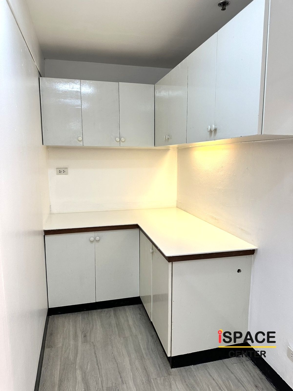 ให้เช่าสำนักงานอารีย์ อนุสาวรีย์ : ให้เช่าออฟฟิศ ใกล้ BTS อารีย์ เพียง 300 เมตร แบบ Partly Fitted มีตกแต่งไว้แล้วบางส่วน พร้อมเข้าทำงาน สิ่งอำนวยความสะดวกครบครัน