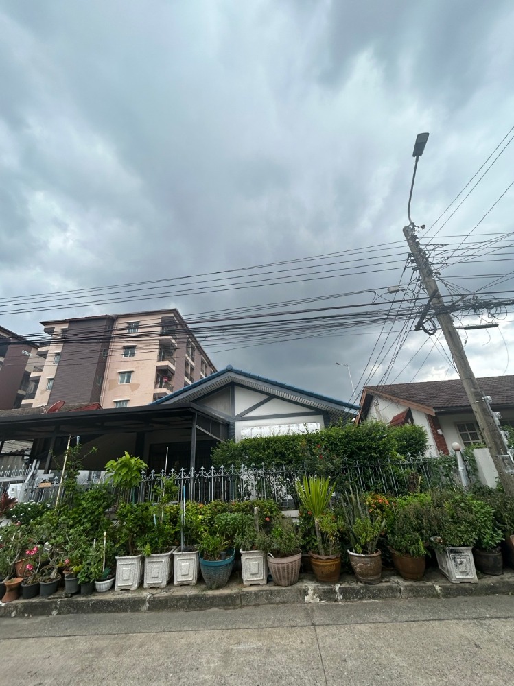 For RentHouseRatchadapisek, Huaikwang, Suttisan : Rent a single -story house, 50 meters, 3 bedrooms, 2 air, 4 air conditioners, some furniture, 1 car park, rent 20,000 baht per month