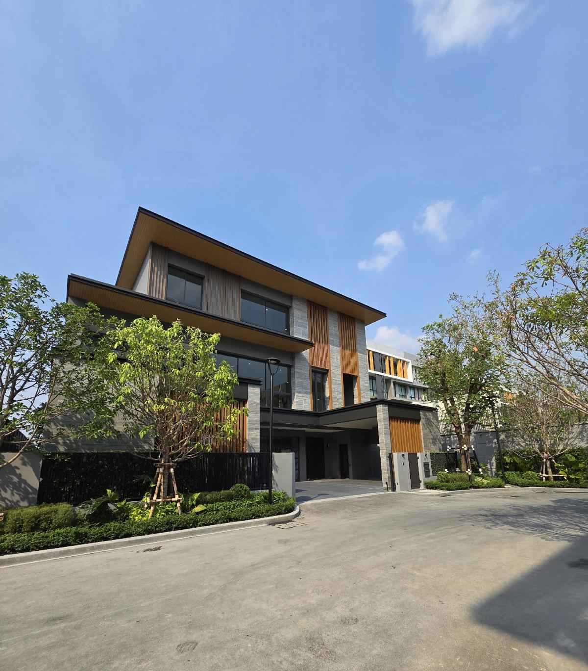 For SaleHouse : ✨️ “𝙎𝙈𝙔𝙏𝙃’𝙎 𝙍𝙖𝙢𝙞𝙣𝙩𝙧𝙖 (สมิทธ์ รามอินทรา) บ้านใหม่มีสระ 1000 ตร.ม ✨️
